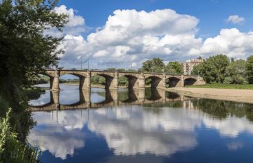 Bild vergrößern: Anna-Ebert-Brücke bei Niedrigwasser am 12. Mai 2014