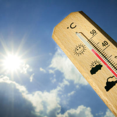 Bild vergrößern: Thermometer wird in strahlende Sonne gehalten und zeigt über 40 Grad