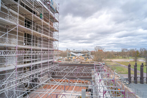 Blick von der Stadthalle in Richtung Hyparschale im März 2023