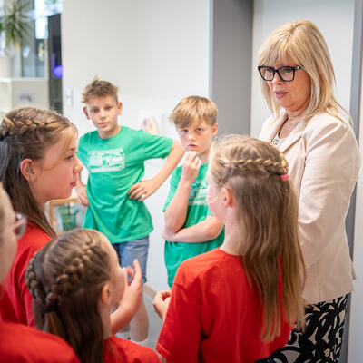 Bild vergrößern: OB Simone Borris im Gesprch mit Schlerinnen und Schlern der Grundschule Ottersleben