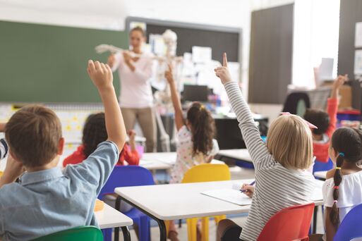 Bild vergrößern: Klassenraum mit Lehrerin und Schülern